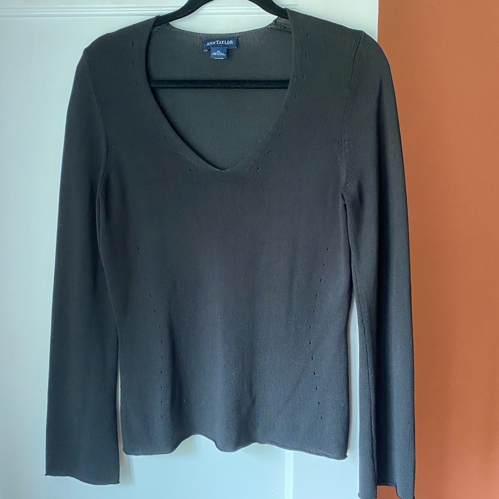 Ann Taylor vneck long sleeve sweater